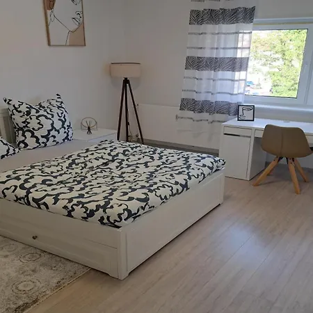 Schoenes Moebliertes Zimmer In Einer 3er Wg-wohnung *